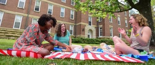 Centre students enjoying a picnic outside Breckinridge Hall